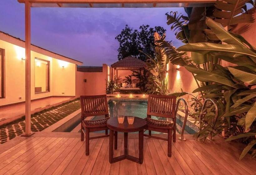בית מלון כפרי Nehamrit Farms  Nr Malshej Ghat With Pool