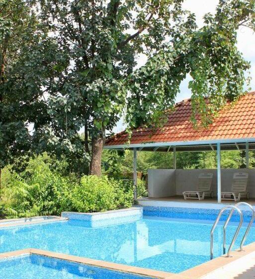 ホテル Nehamrit Farms  Nr Malshej Ghat With Pool