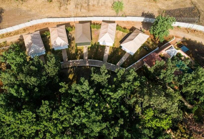 ホテル Nehamrit Farms  Nr Malshej Ghat With Pool