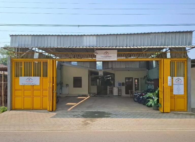 Отель Reddoorz Near Alun Alun Jepara