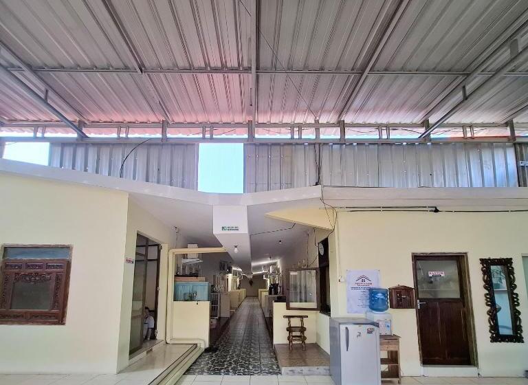 Отель Reddoorz Near Alun Alun Jepara