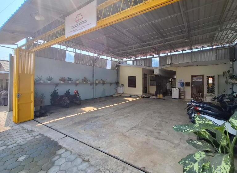 Отель Reddoorz Near Alun Alun Jepara