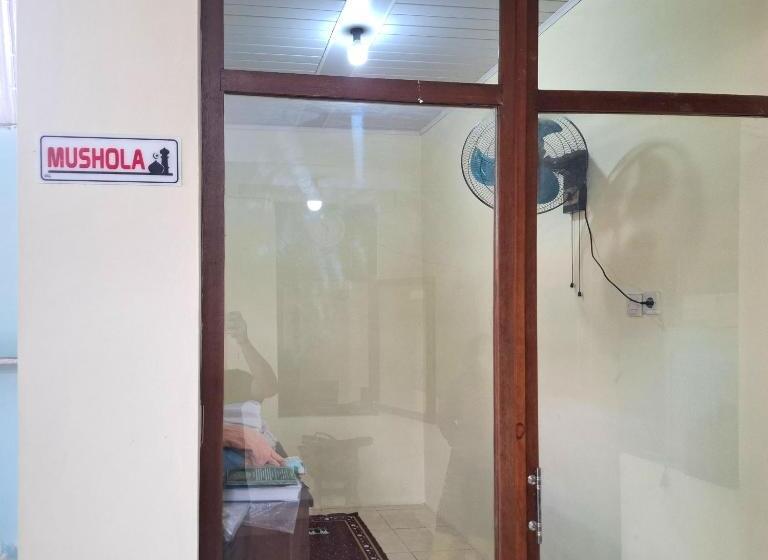 Отель Reddoorz Near Alun Alun Jepara