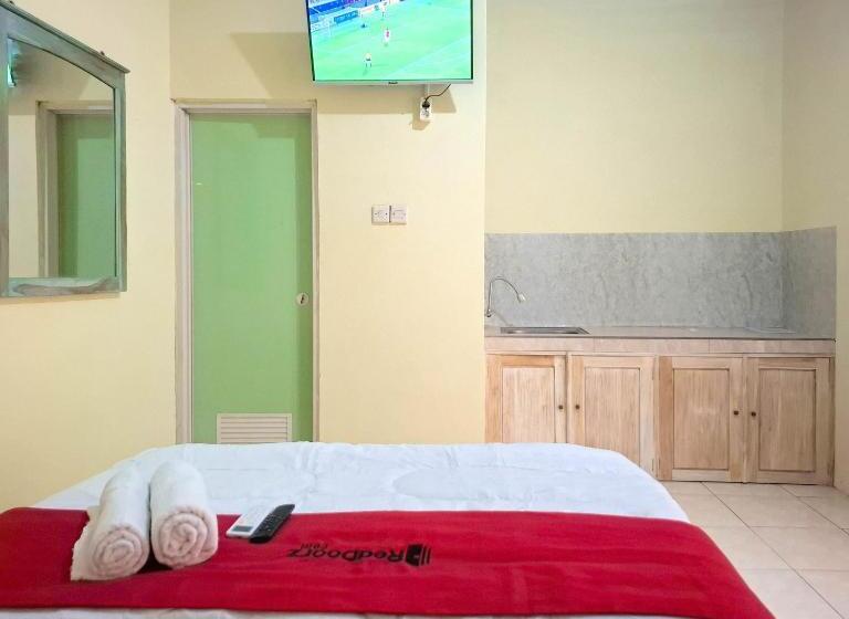 Отель Reddoorz Near Alun Alun Jepara