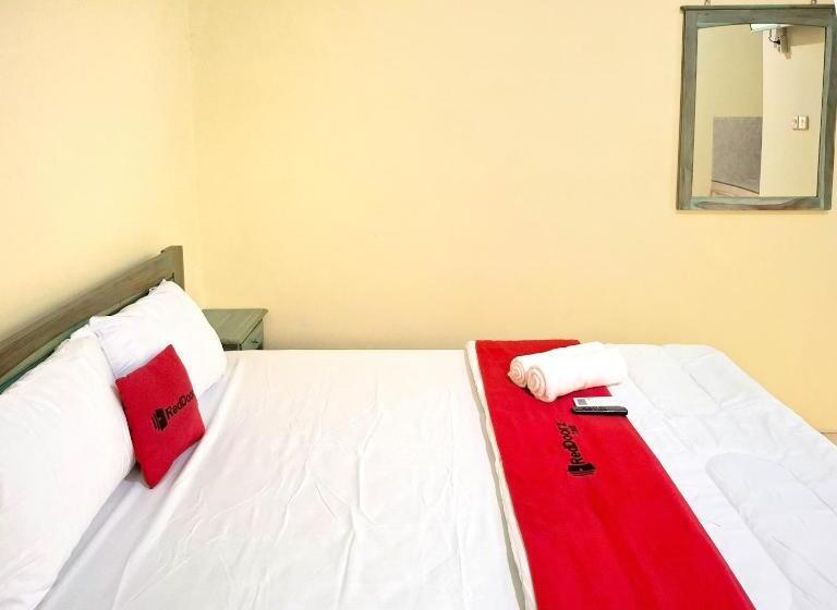 Отель Reddoorz Near Alun Alun Jepara