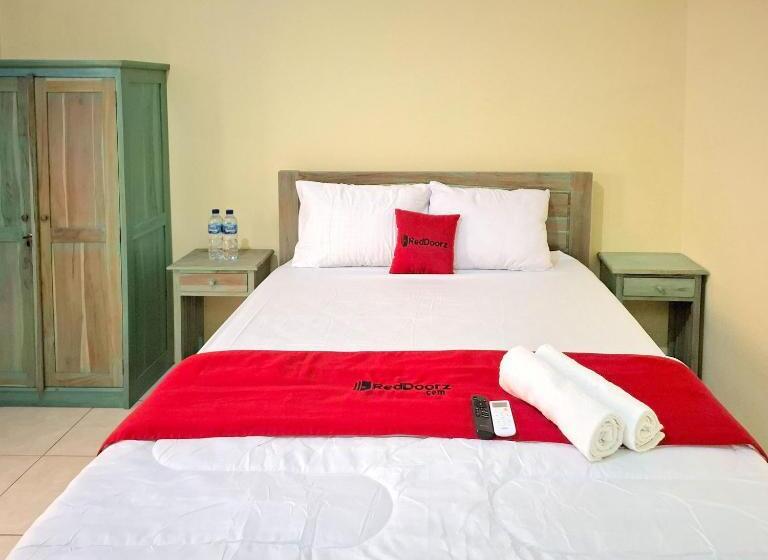 Отель Reddoorz Near Alun Alun Jepara