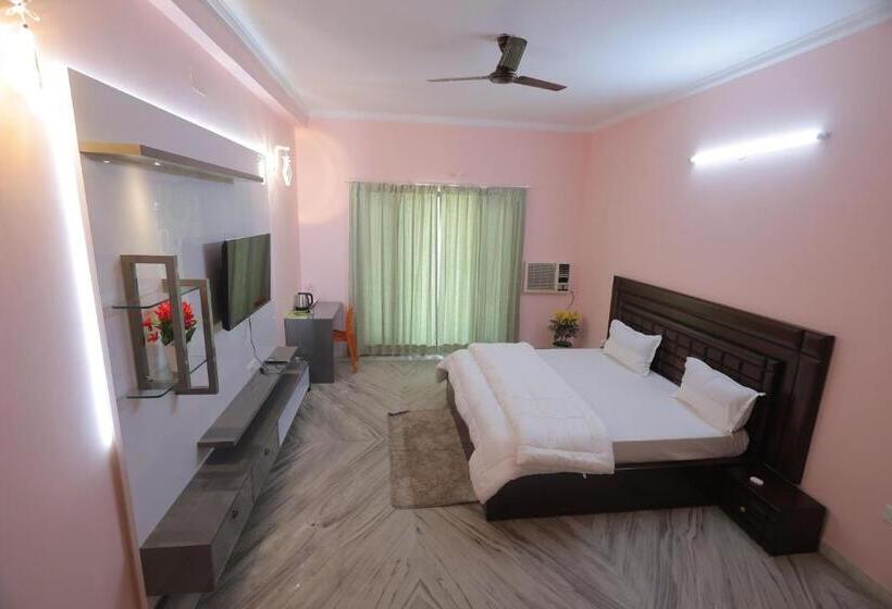 Hotel The Leela S Paradise