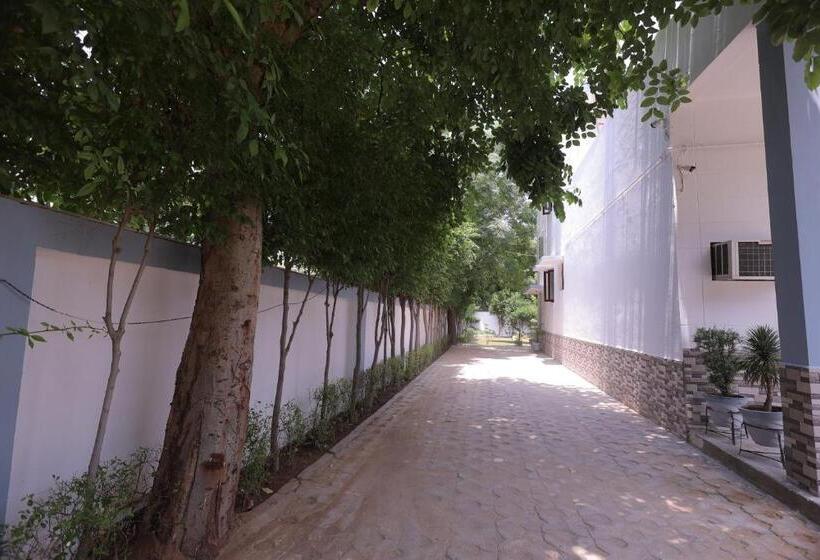 Hotel The Leela S Paradise