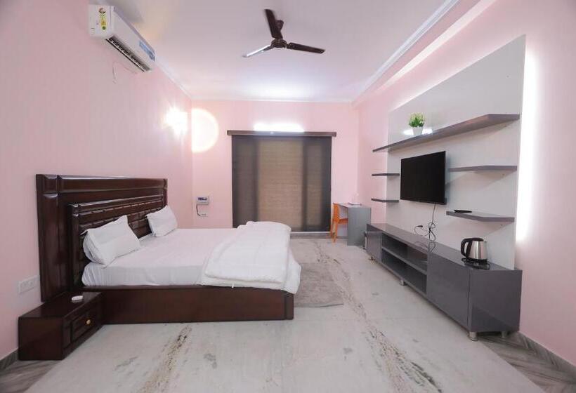 Hotel The Leela S Paradise