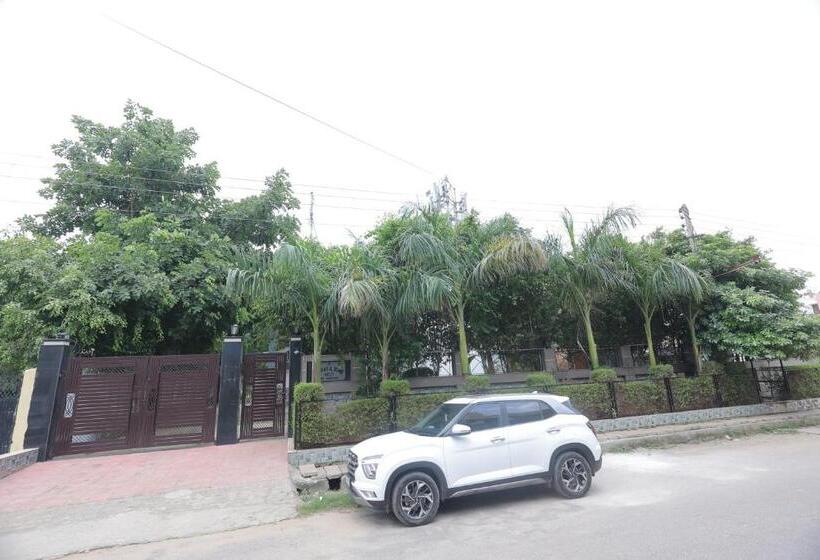 Hotel The Leela S Paradise