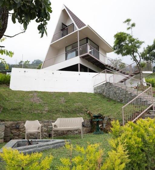 هتل Tomorrowland Farms And Suites