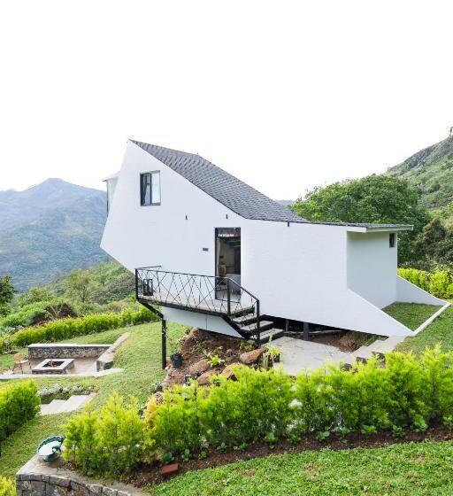 هتل Tomorrowland Farms And Suites