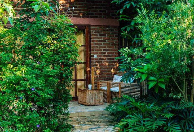 בית מלון כפרי Under The Shade Safari Lodge