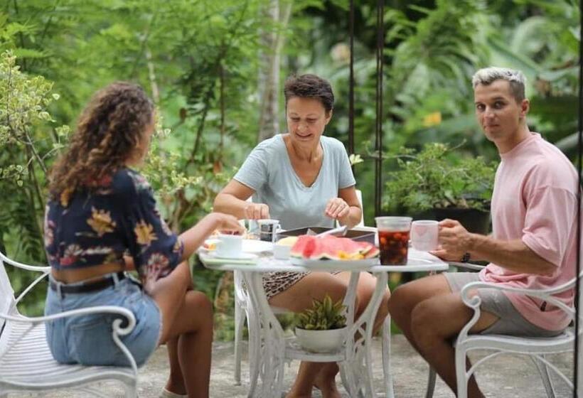 בית מלון כפרי Velapura River Garden