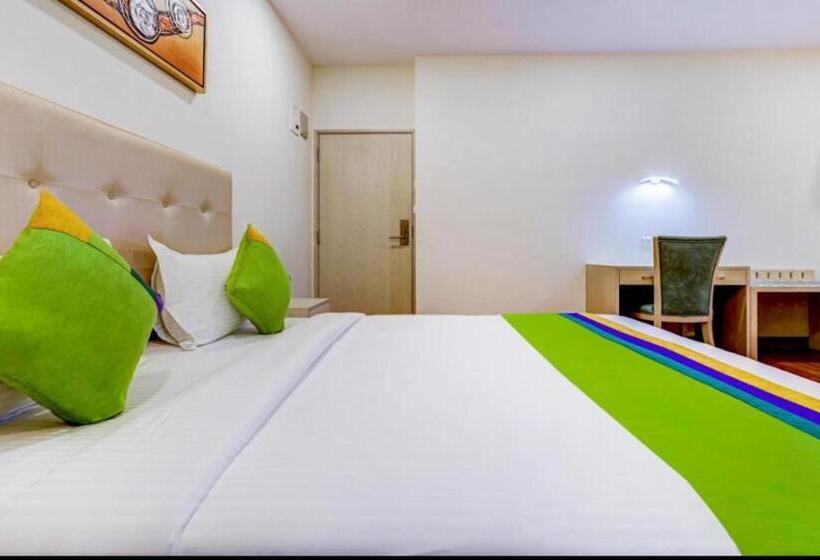 Отель White House Near Prem Mandir