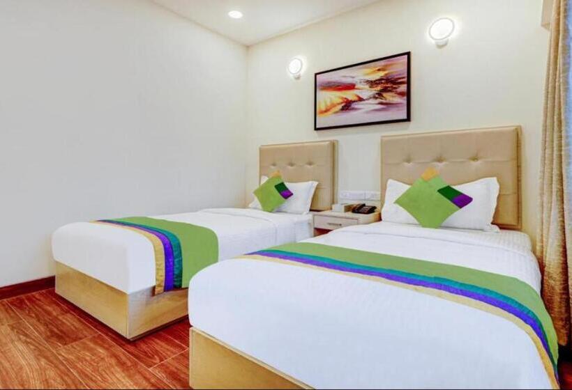 Отель White House Near Prem Mandir