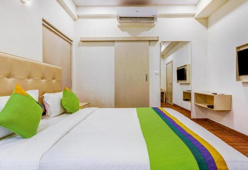 Отель White House Near Prem Mandir