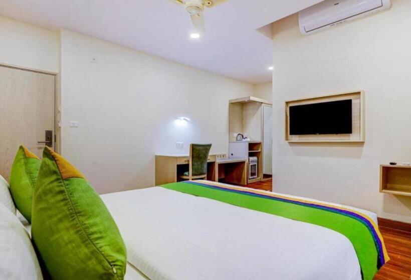 Отель White House Near Prem Mandir