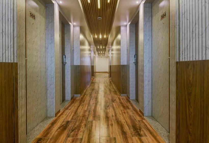 Отель White House Near Prem Mandir