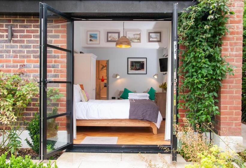 Пансион Bosham   Private And Self Contained Double Garden Room