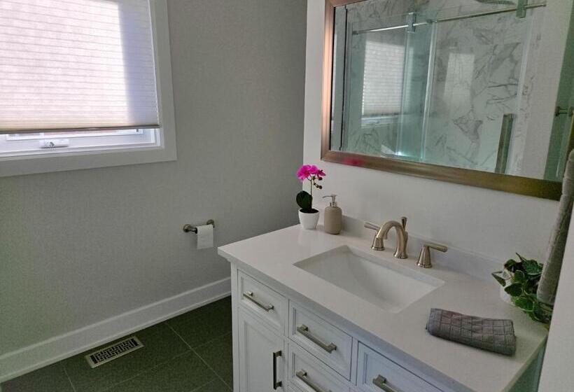 پانسیون Byward Market Luxury Guesthouse