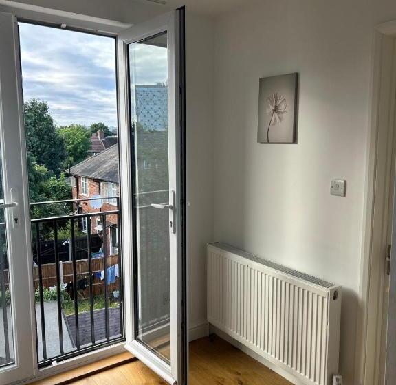 펜션 Rooms In London Next To Tube And Wimbledon