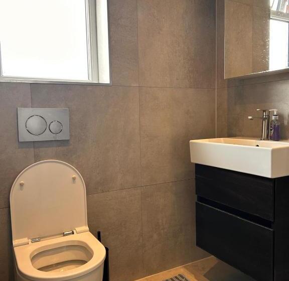 펜션 Rooms In London Next To Tube And Wimbledon