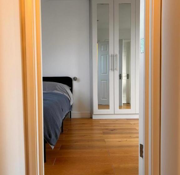 펜션 Rooms In London Next To Tube And Wimbledon