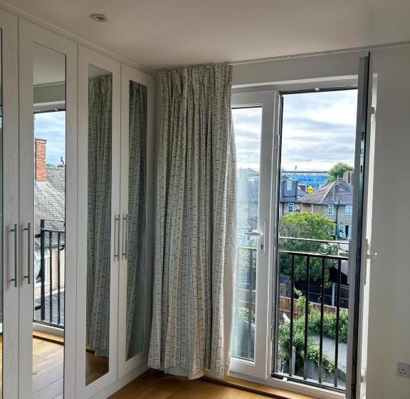 펜션 Rooms In London Next To Tube And Wimbledon