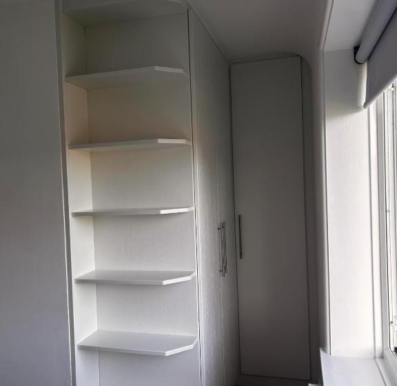 펜션 Rooms In London Next To Tube And Wimbledon