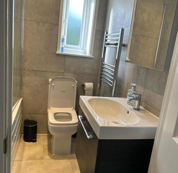 펜션 Rooms In London Next To Tube And Wimbledon