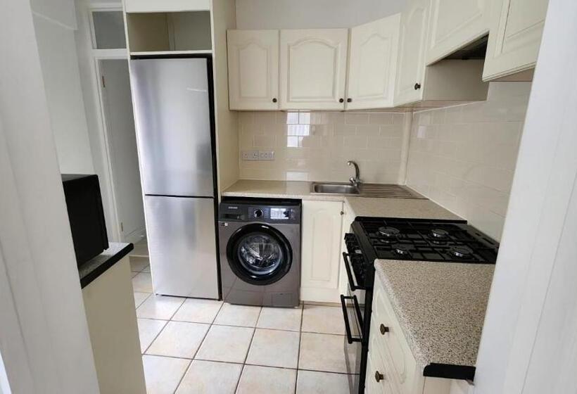 بنسيون The Cairns Drogheda