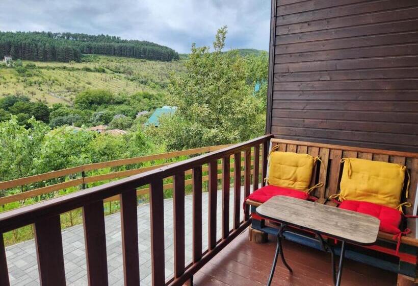 კოტეჯი ბუნებით და ლამაზი ხედებით