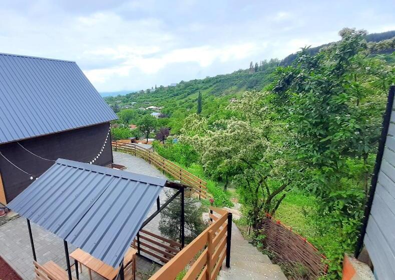 კოტეჯი ბუნებით და ლამაზი ხედებით