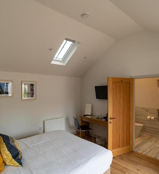 فندق صغير Twin Deluxe Disabled Access And Wet Room With Courtyard View Newton