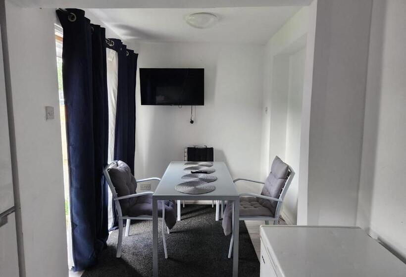 צימר Rubies, Firs Road, Sale