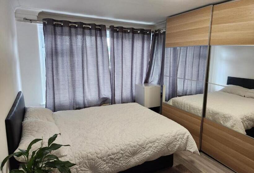 צימר Rubies, Firs Road, Sale