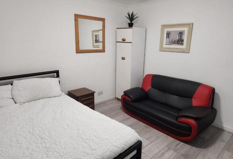 צימר Rubies, Firs Road, Sale