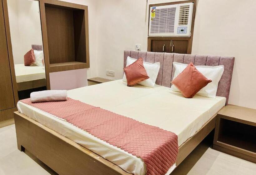 تختخواب و صبحانه Shri Kashi Vas