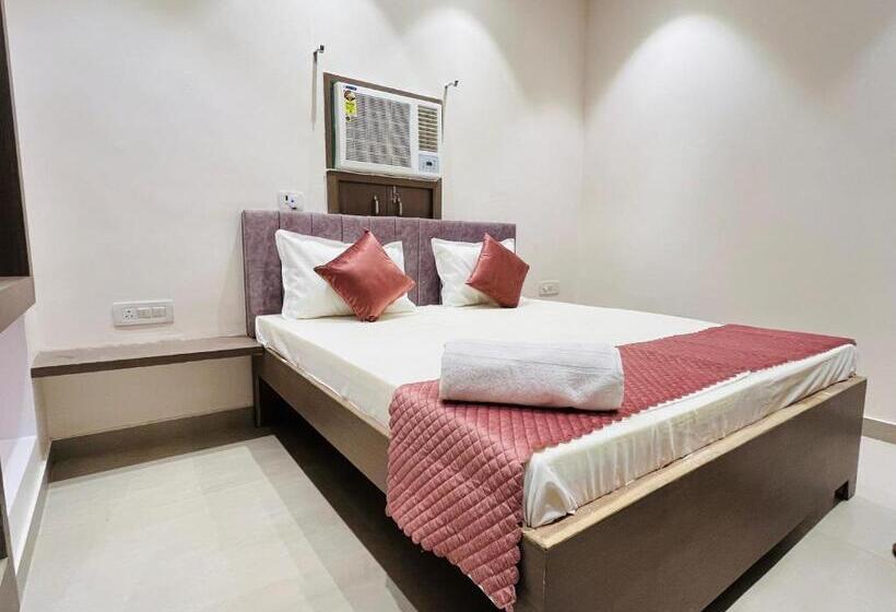 تختخواب و صبحانه Shri Kashi Vas