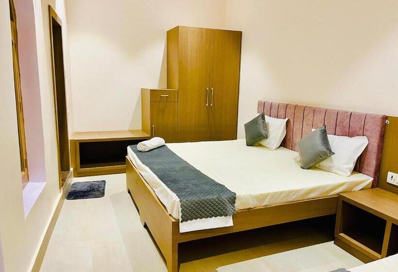 تختخواب و صبحانه Shri Kashi Vas