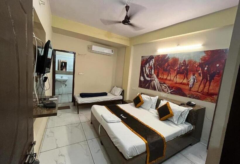 בית מלון כפרי Blizz Stayz   Trishul Express