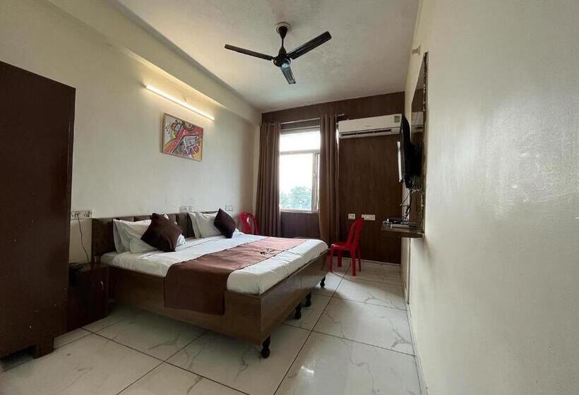 בית מלון כפרי Blizz Stayz   Trishul Express