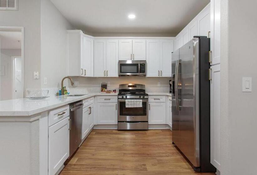 فنادق الكبسولة Central 2bedroom 5 Mins To Grove With Pool & Free Parking