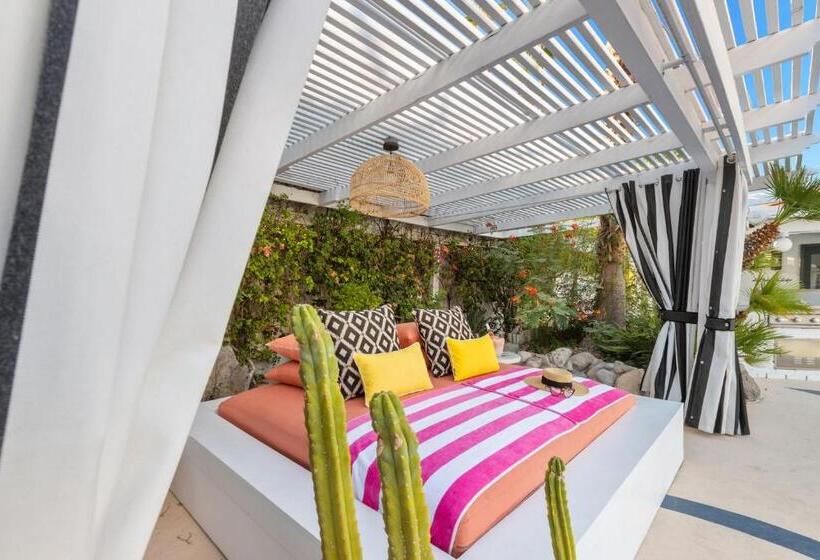 هتل Famous Landscape Architects Poolside Oasis