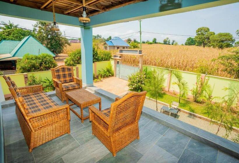 בית מלון כפרי Kilimanjaro Home Of Travelers