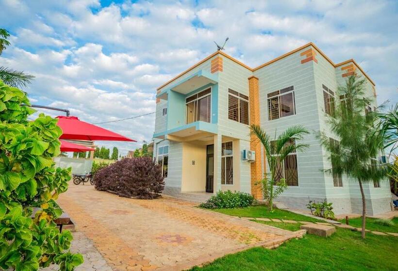 בית מלון כפרי Kilimanjaro Home Of Travelers