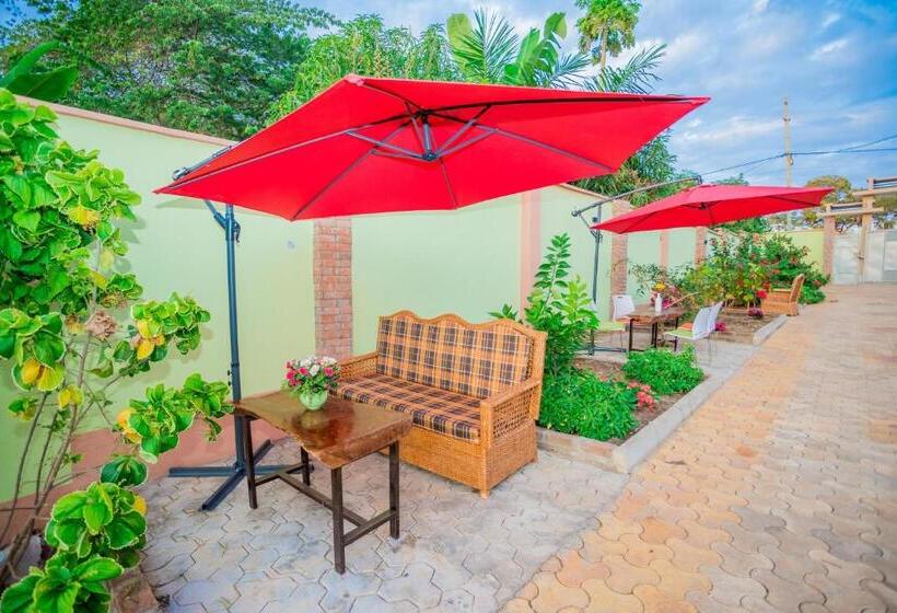 בית מלון כפרי Kilimanjaro Home Of Travelers