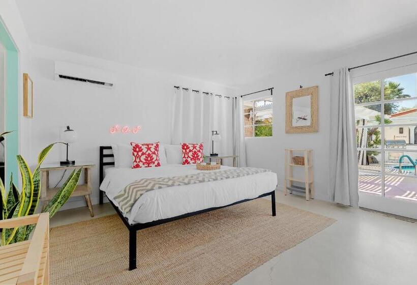 هتل Midcentury Poolside Getaway, Private Courtyar, Spa