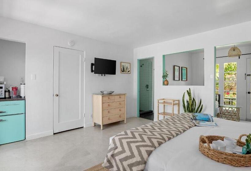 هتل Midcentury Poolside Getaway, Private Courtyar, Spa